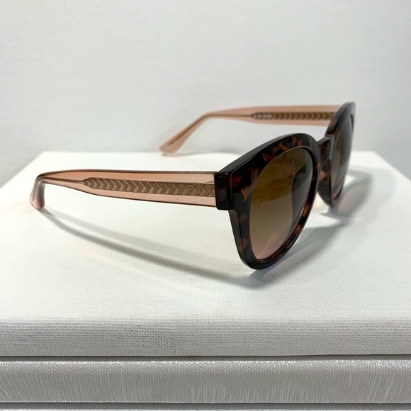 Unique tortoise shell w/rose accented sunglasses - Picture 2 of 4